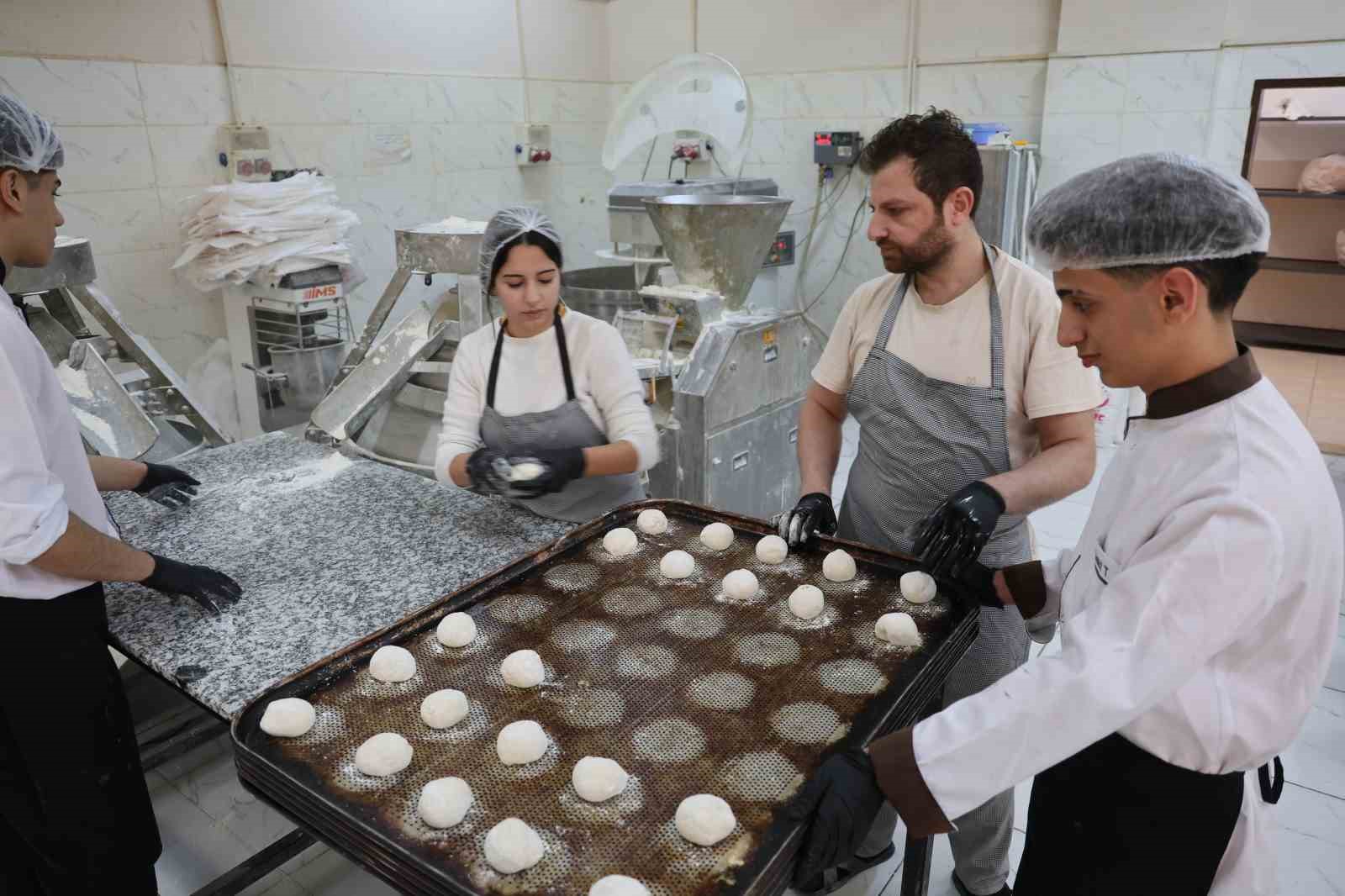 Diyarbakır’da öğrenci ve öğretmenlerin çıkardığı pideler ihtiyaç sahiplerine ulaştırılıyor
Diyarbakır’da öğrenci ve öğretmenlerin çıkardığı pideler ihtiyaç sahiplerine ulaştırılıyor