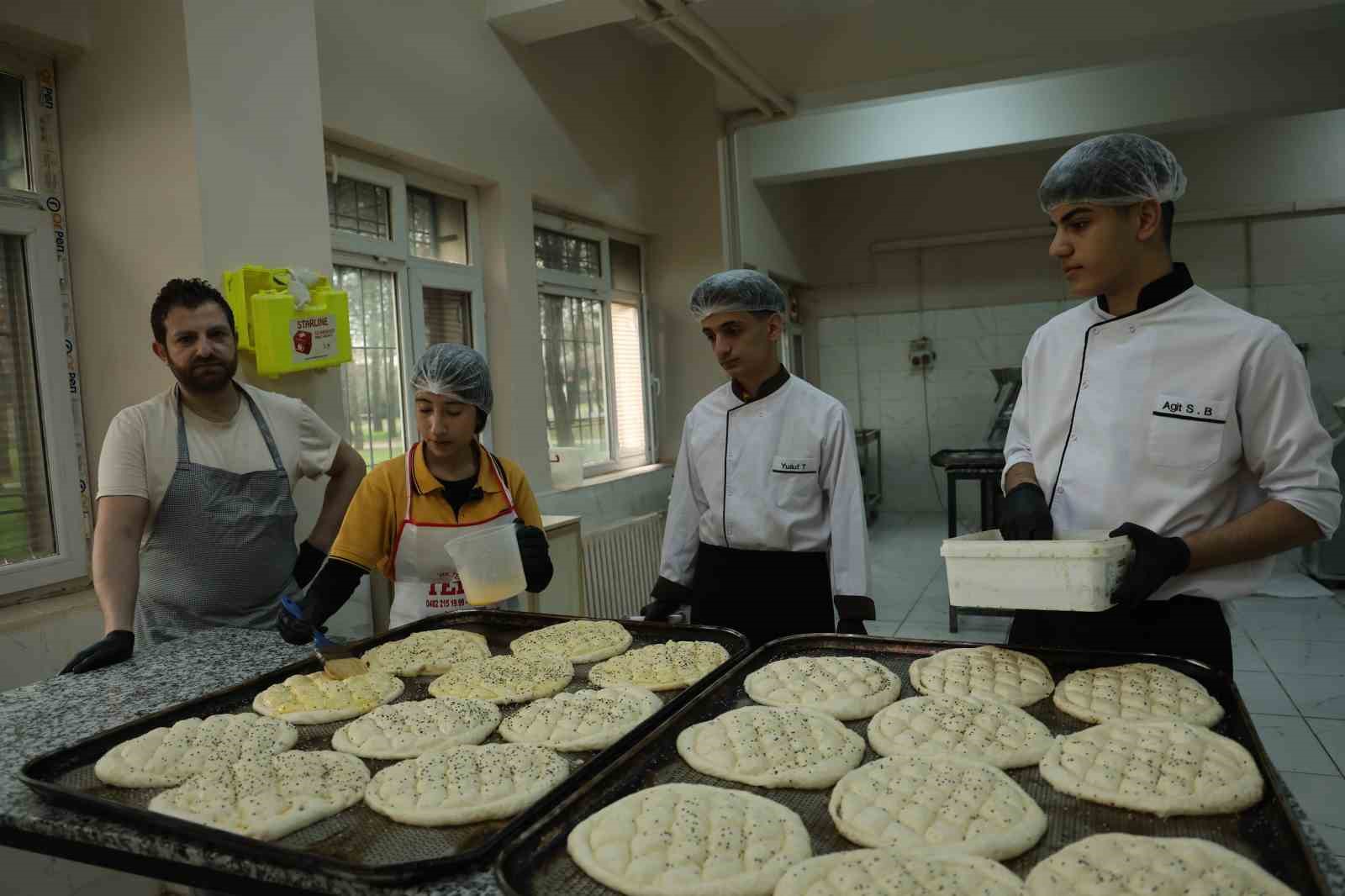 Diyarbakır’da öğrenci ve öğretmenlerin çıkardığı pideler ihtiyaç sahiplerine ulaştırılıyor
Diyarbakır’da öğrenci ve öğretmenlerin çıkardığı pideler ihtiyaç sahiplerine ulaştırılıyor