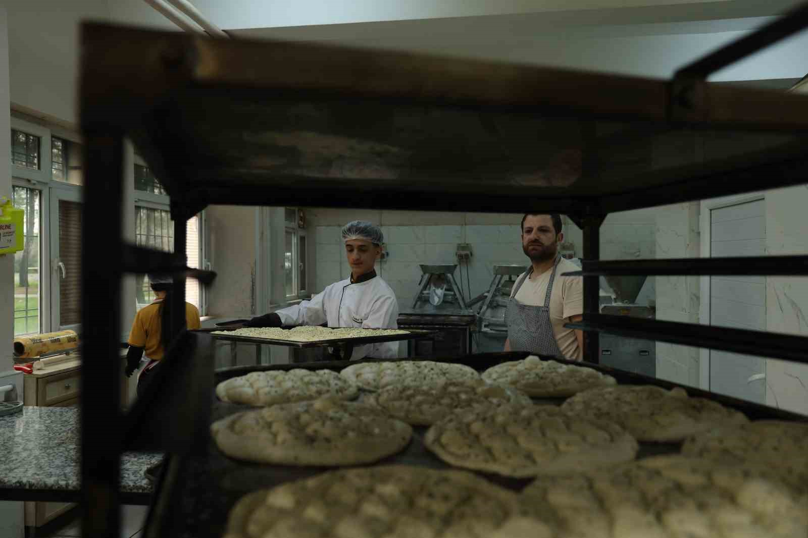 Diyarbakır’da öğrenci ve öğretmenlerin çıkardığı pideler ihtiyaç sahiplerine ulaştırılıyor
Diyarbakır’da öğrenci ve öğretmenlerin çıkardığı pideler ihtiyaç sahiplerine ulaştırılıyor