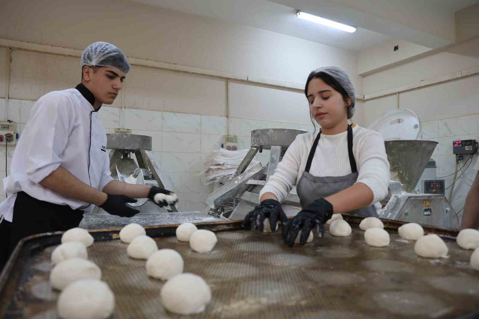 Diyarbakır’da öğrenci ve öğretmenlerin çıkardığı pideler ihtiyaç sahiplerine ulaştırılıyor
Diyarbakır’da öğrenci ve öğretmenlerin çıkardığı pideler ihtiyaç sahiplerine ulaştırılıyor