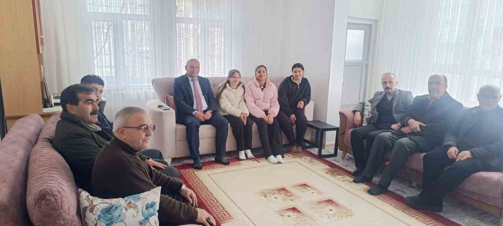 Diyarbakır’da öğrenciler, emekli öğretmenleri unutmadı
