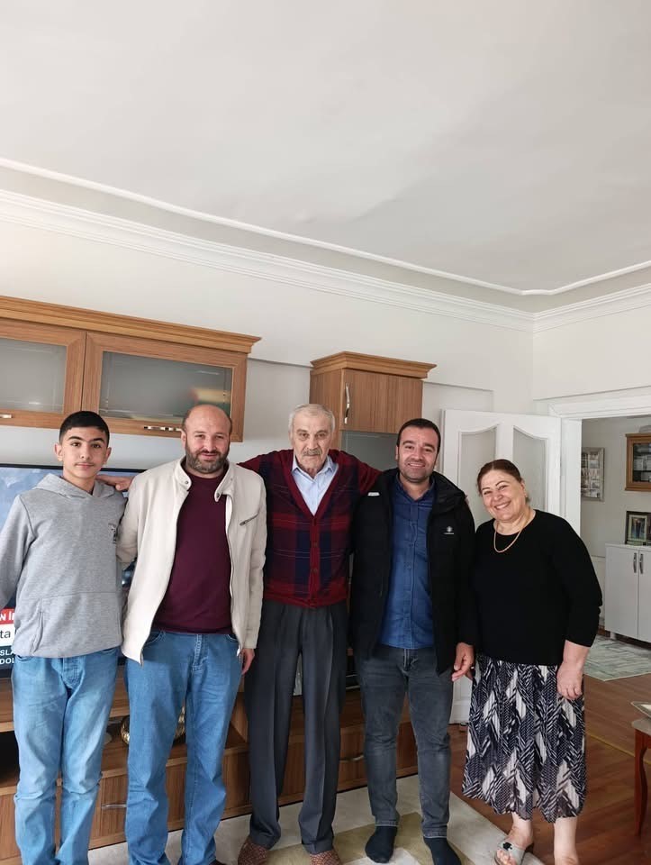 Diyarbakır’da öğrenciler, emekli öğretmenleri unutmadı
