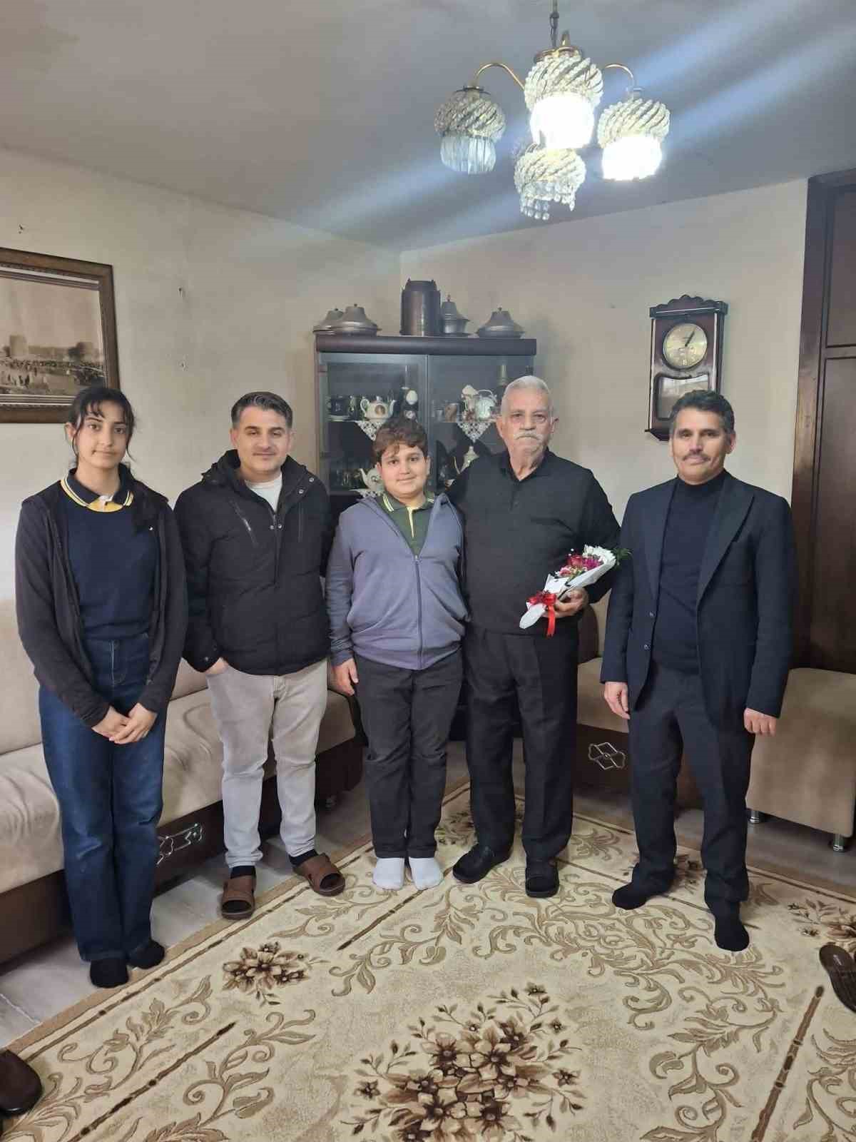 Diyarbakır’da öğrenciler, emekli öğretmenleri unutmadı
