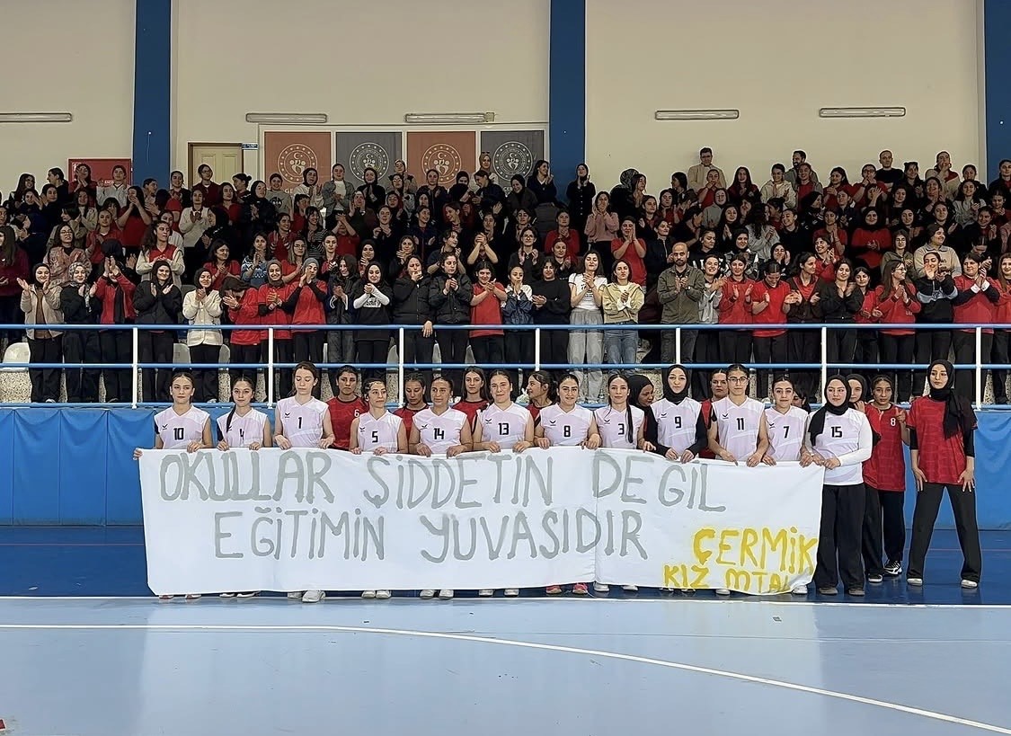 Diyarbakır’da öğrencilerin açtığı pankart duygulandırdı
