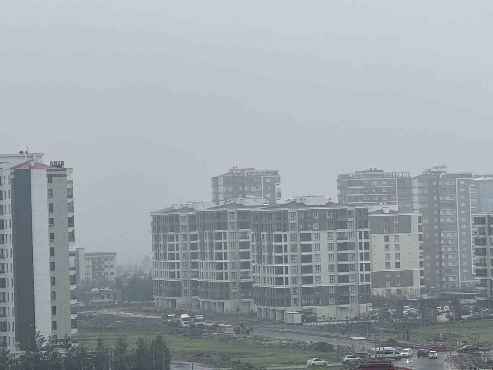 Diyarbakır’da olumsuz hava şartları uçak seferlerini iptal ettirdi
