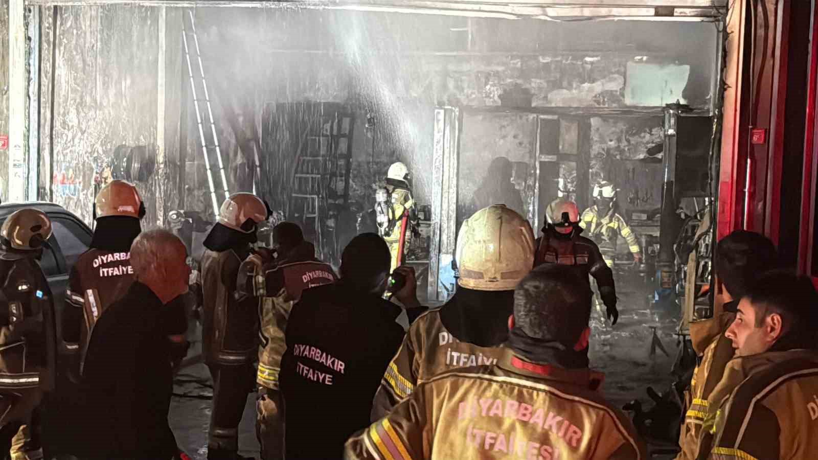 Diyarbakır’da oto tamir dükkanında yangın
