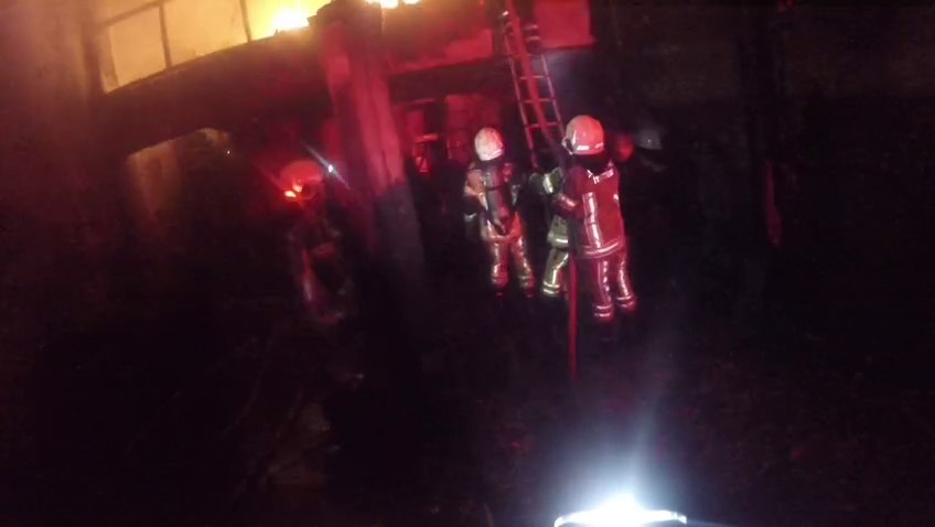 Diyarbakır’da oto tamircideki yangın kask kamerasına yansıdı
