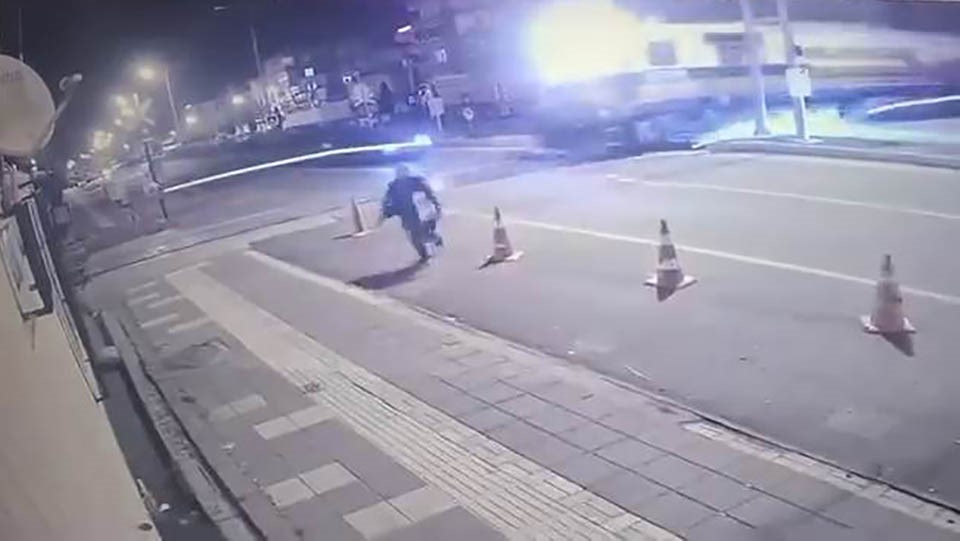 Diyarbakır’da otomobil tren ile çarpıştı: Feci kaza kamerada
