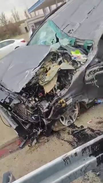 Diyarbakır’da pikap bariyerlere ok gibi saplandı: 2 yaralı
