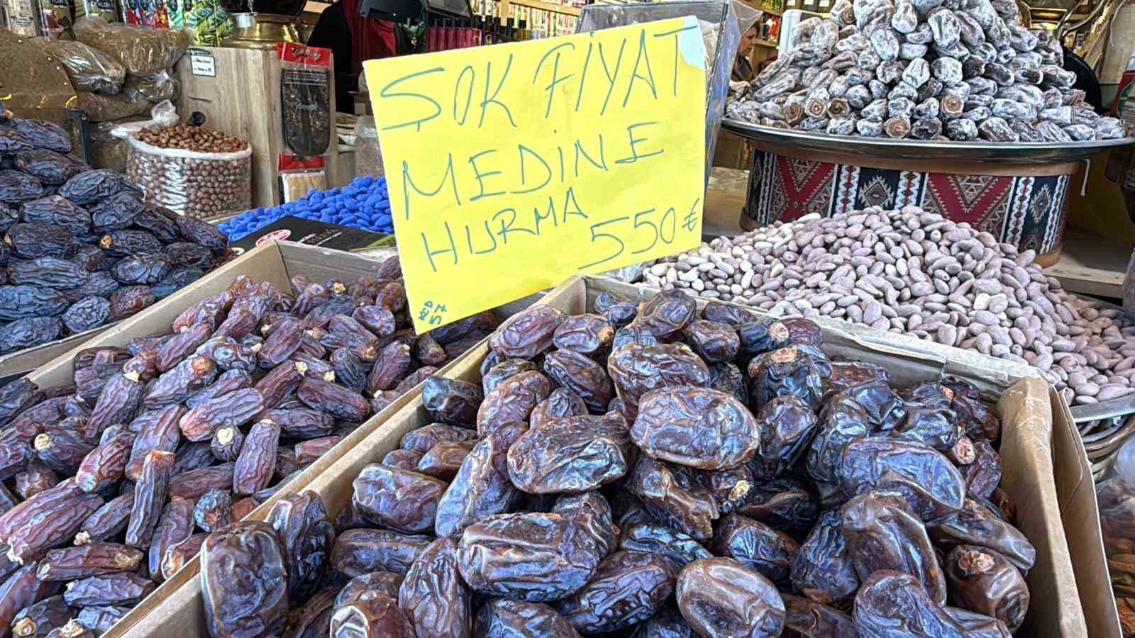 Diyarbakır’da Ramazan ayında ’hurma’ tezgahlarına yoğun ilgi
