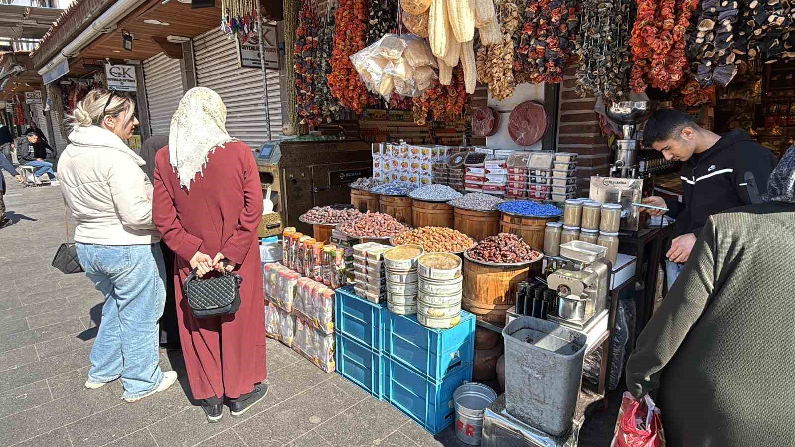 Diyarbakır’da Ramazan ayında ’hurma’ tezgahlarına yoğun ilgi
