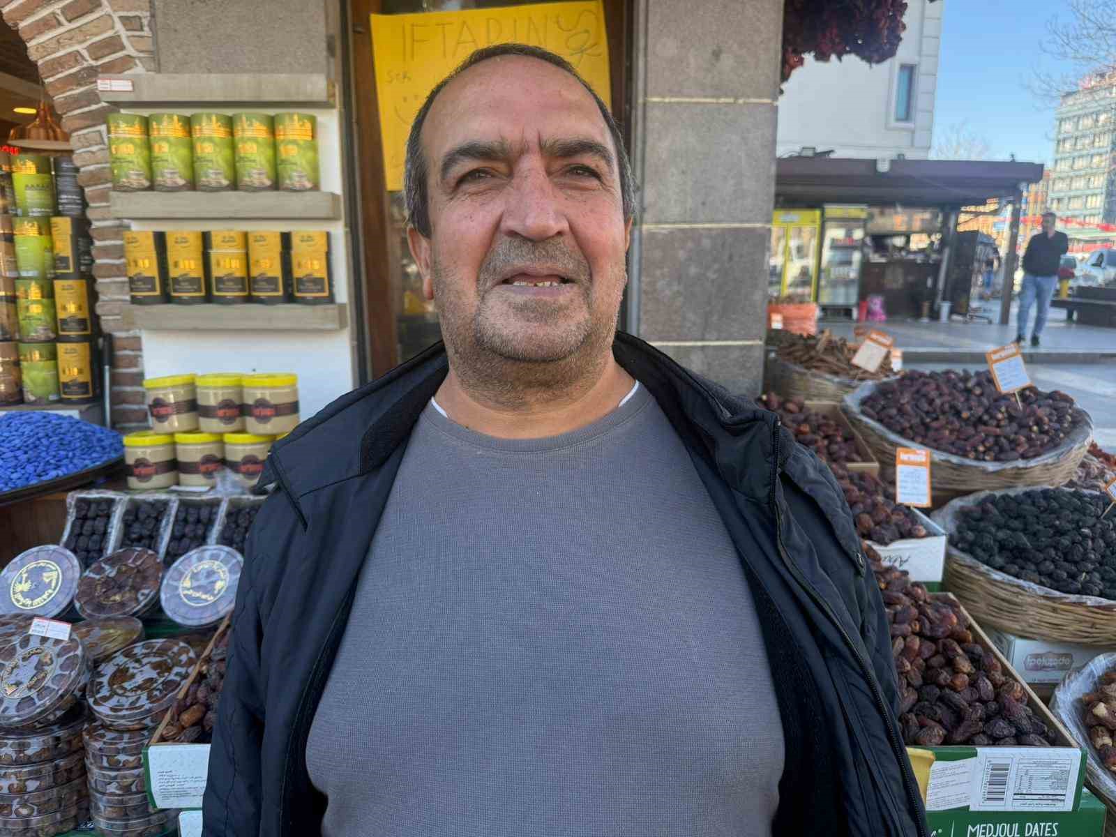 Diyarbakır’da Ramazan ayında ’hurma’ tezgahlarına yoğun ilgi
