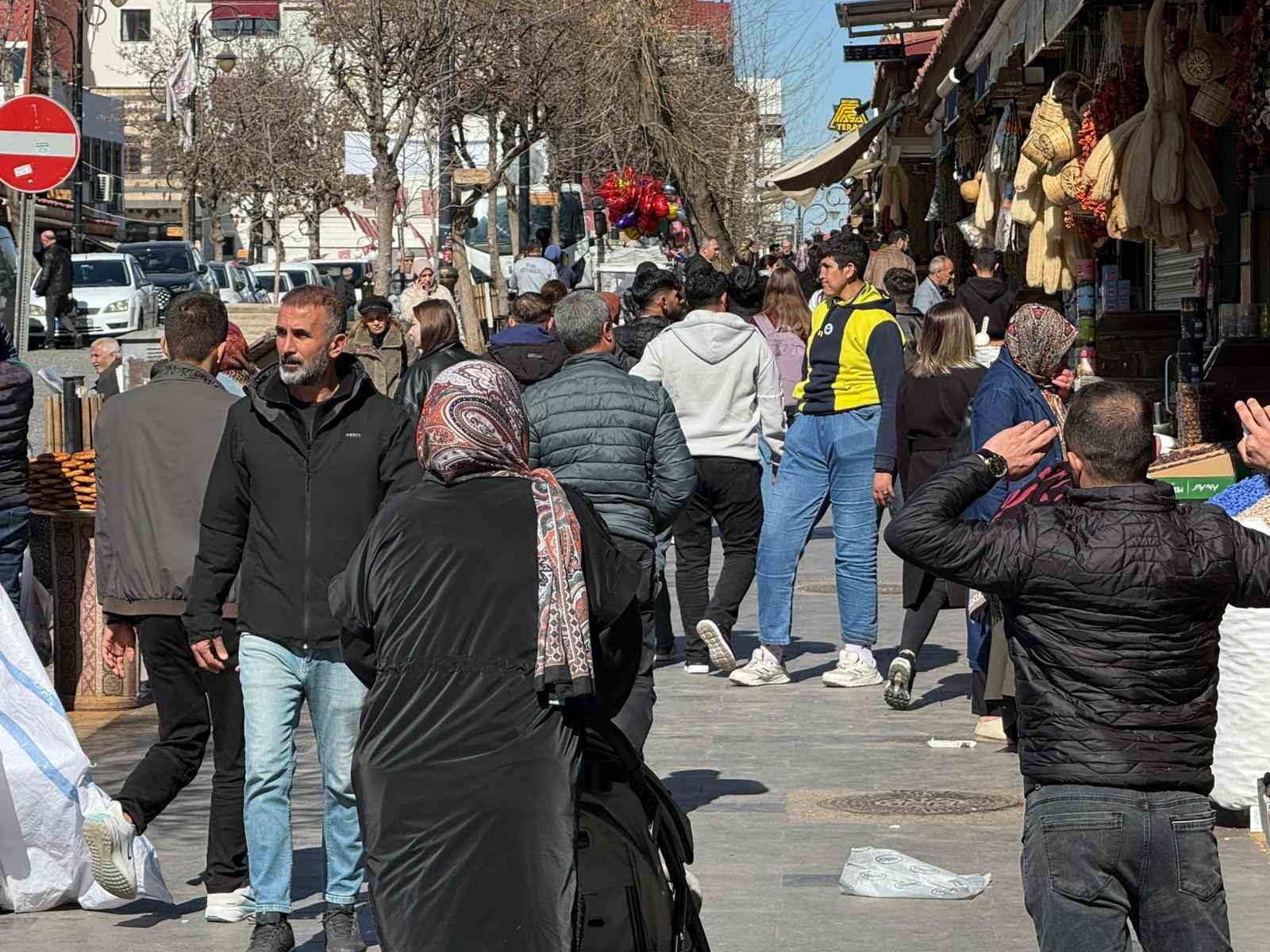 Diyarbakır’da Ramazan ayında ’hurma’ tezgahlarına yoğun ilgi
