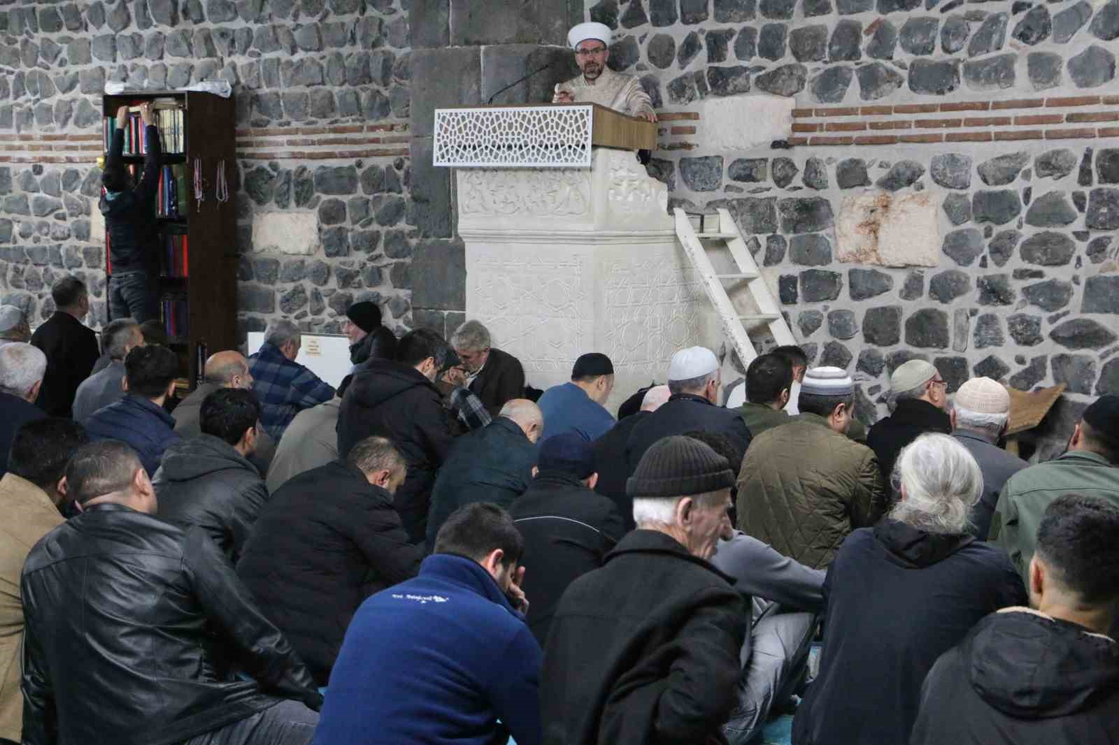 Diyarbakır’da Ramazan ayının ilk teravih namazı kılındı
