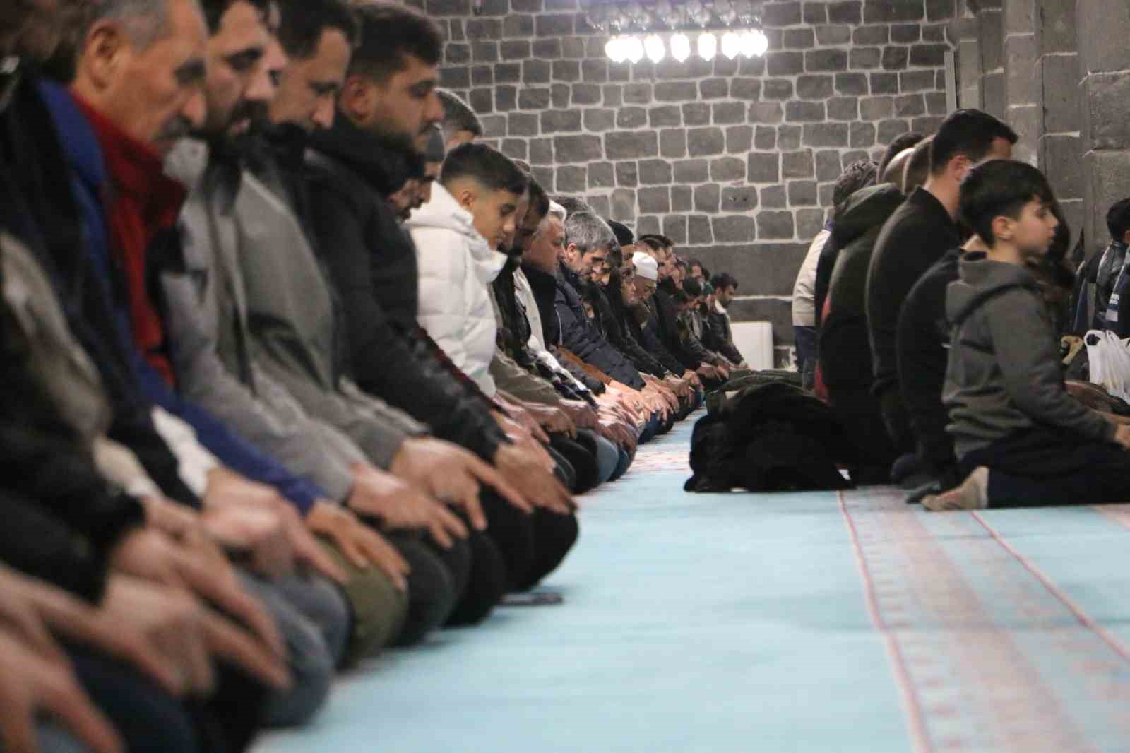 Diyarbakır’da Ramazan ayının ilk teravih namazı kılındı
