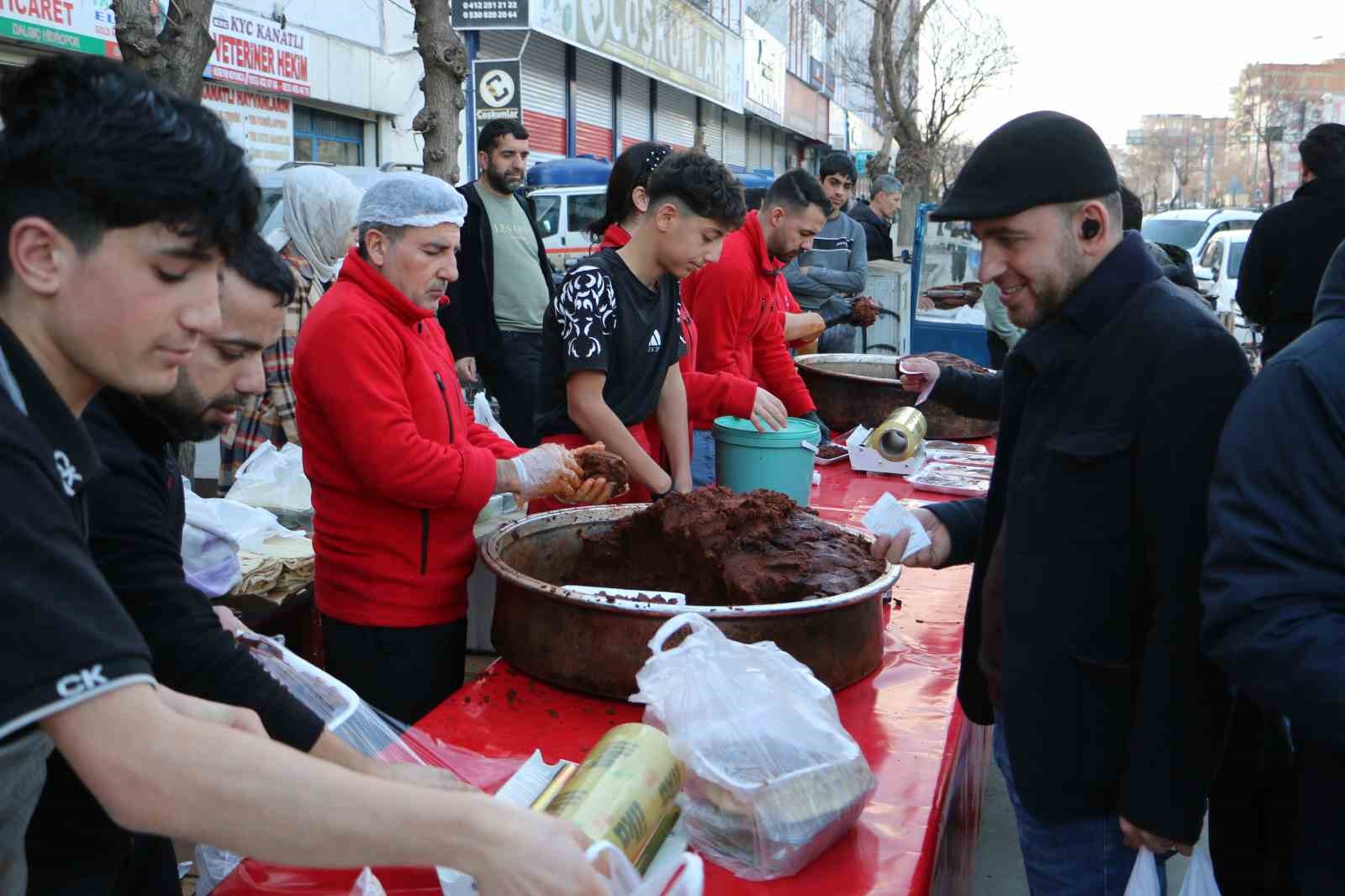 Diyarbakır’da Ramazan klasiği: Çiğköfteye yoğun ilgi
