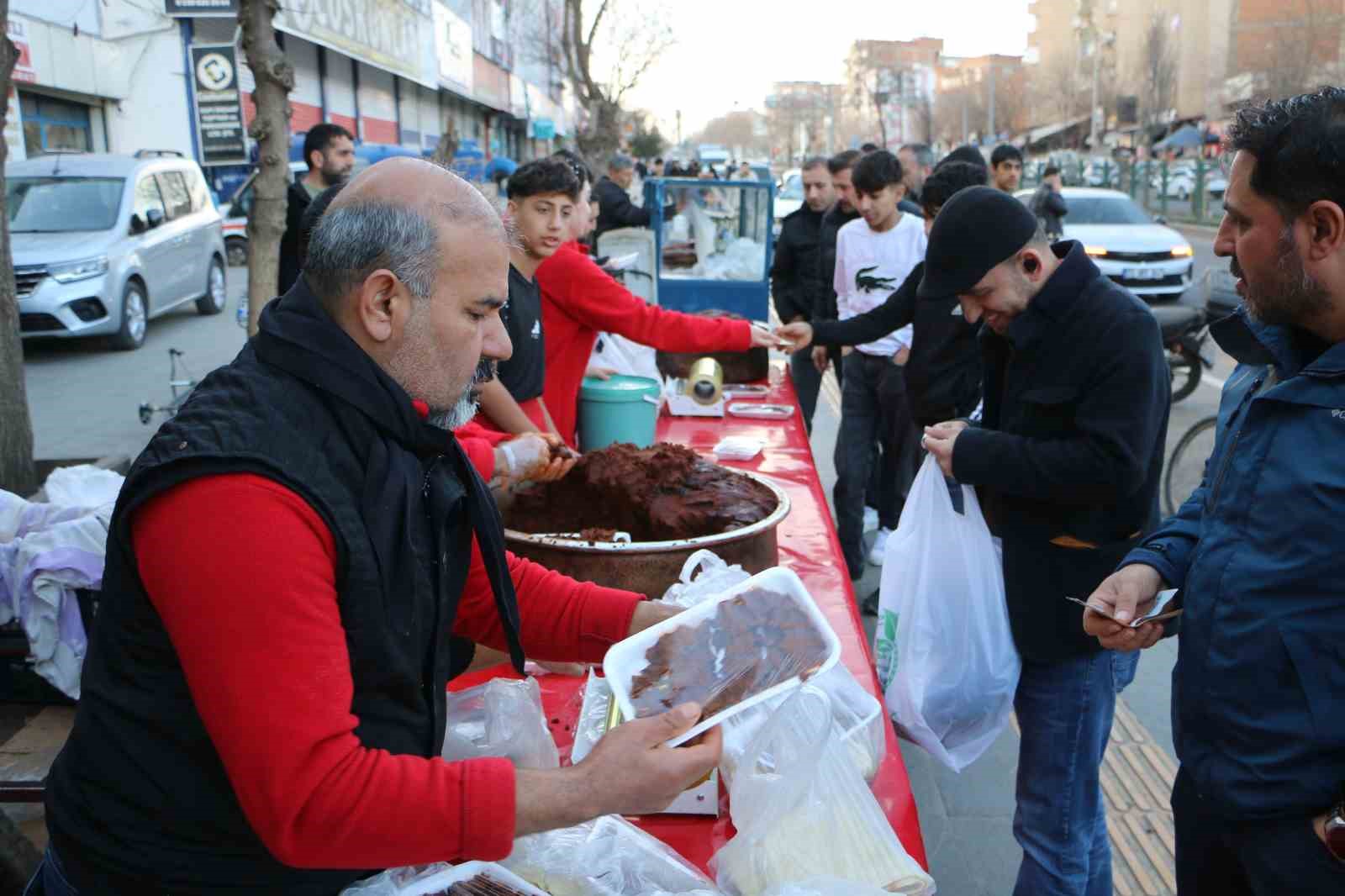 Diyarbakır’da Ramazan klasiği: Çiğköfteye yoğun ilgi

