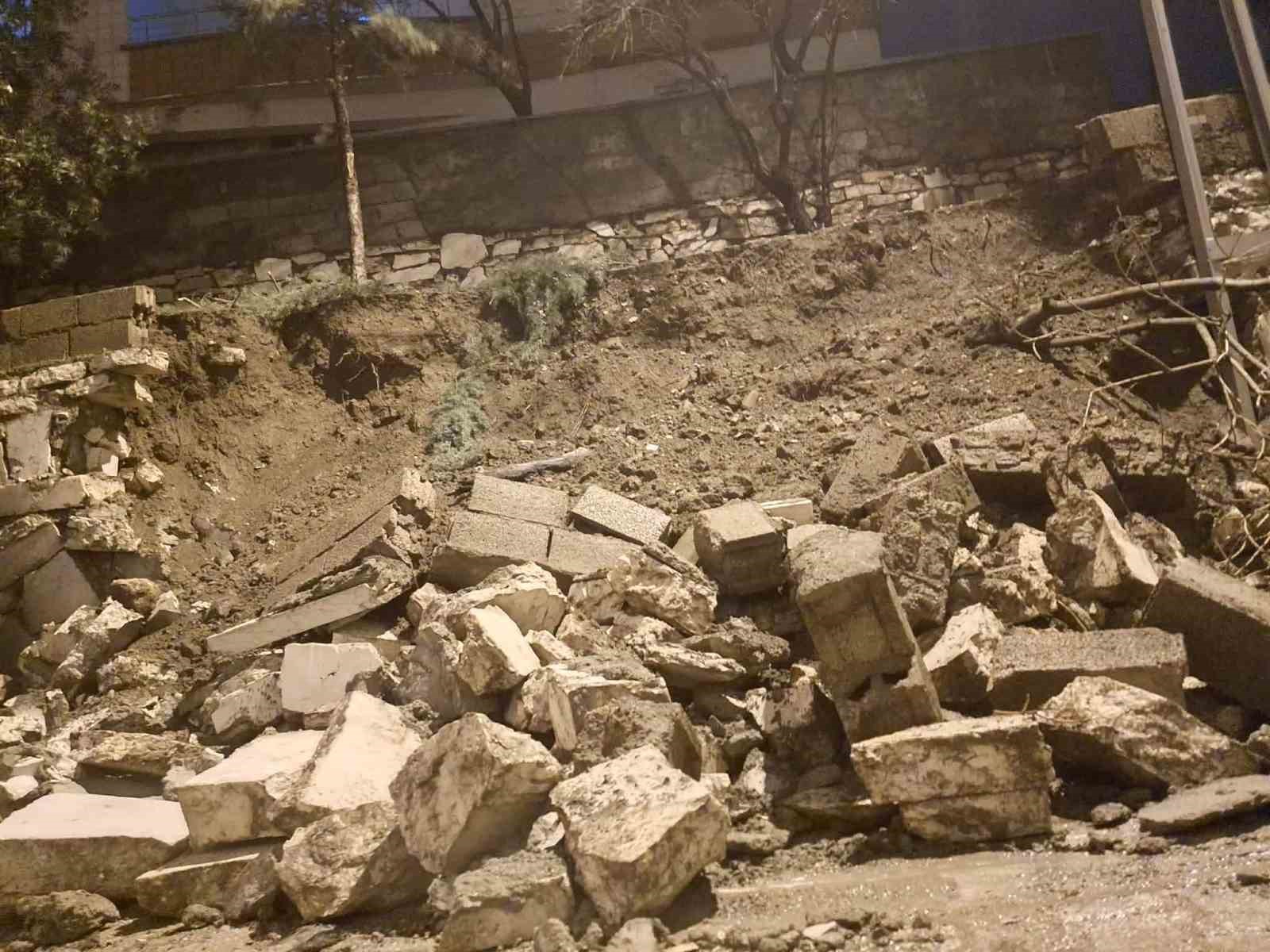 Diyarbakır’da sağanak nedeni ile istinat duvarı çöktü
