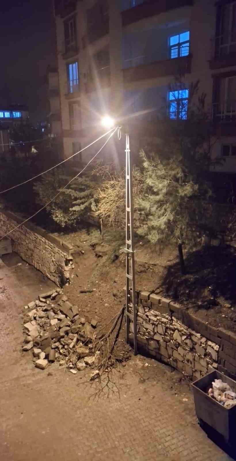 Diyarbakır’da sağanak nedeni ile istinat duvarı çöktü
