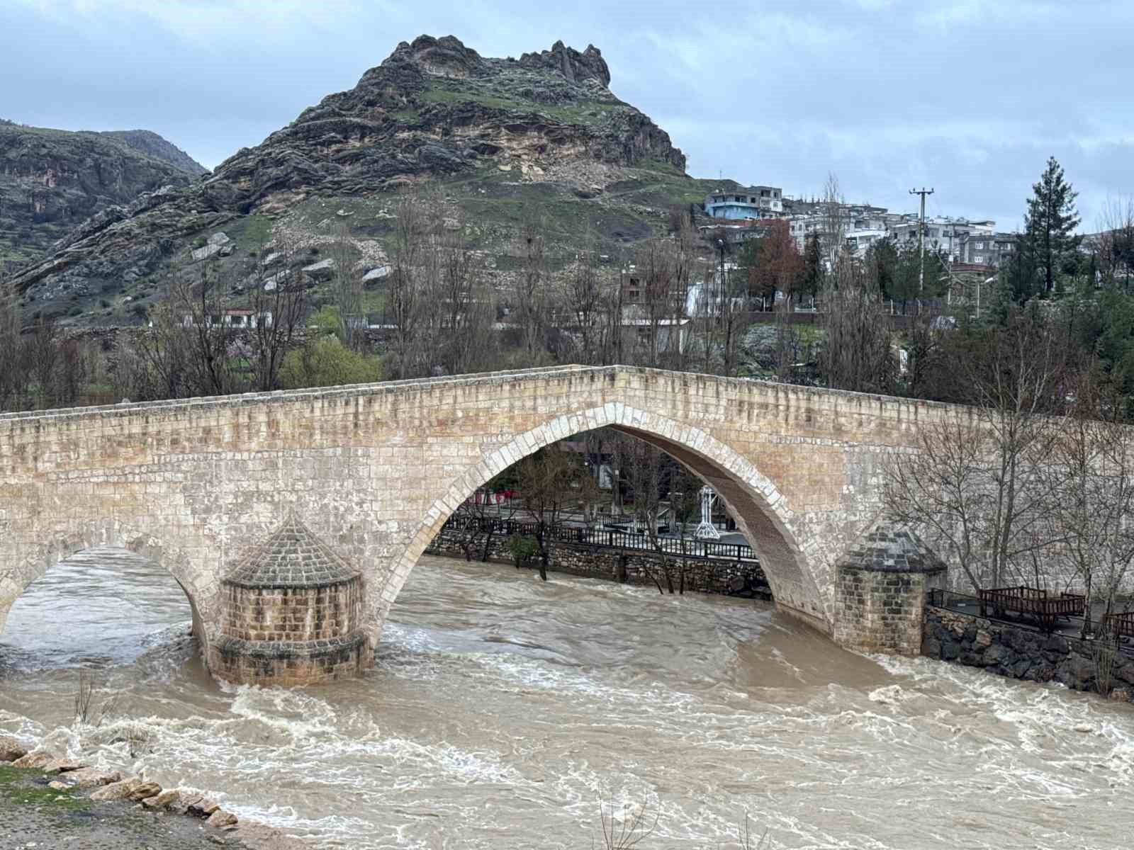 Diyarbakır’da sağanak nedeniyle akarsuların debileri arttı
