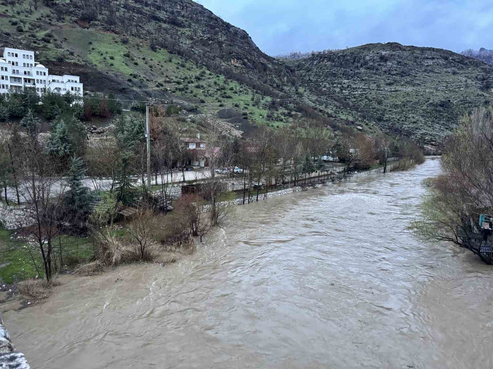 Diyarbakır’da sağanak nedeniyle akarsuların debileri arttı

