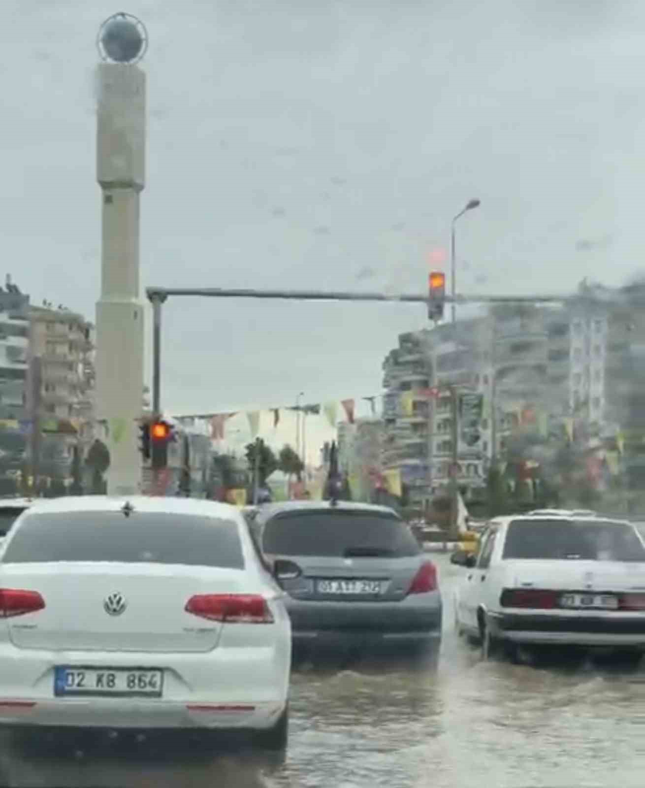 Diyarbakır’da sağanak nedeniyle cadde ve sokaklar adeta göle döndü
