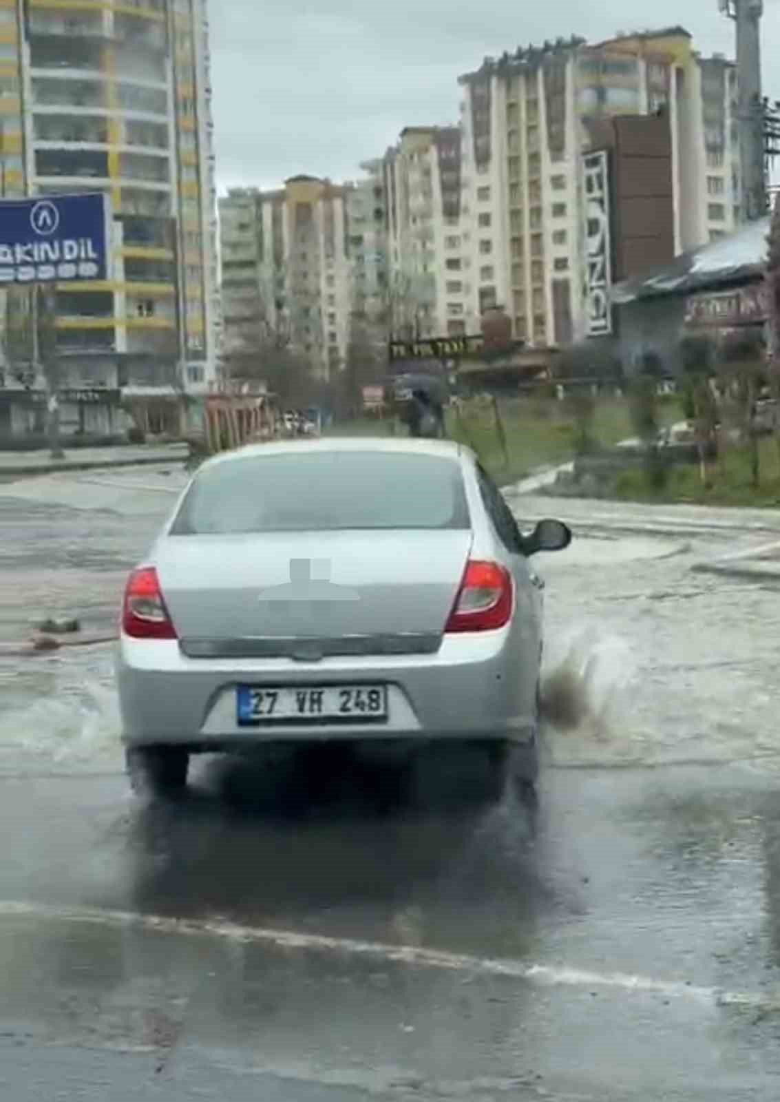 Diyarbakır’da sağanak nedeniyle cadde ve sokaklar adeta göle döndü
