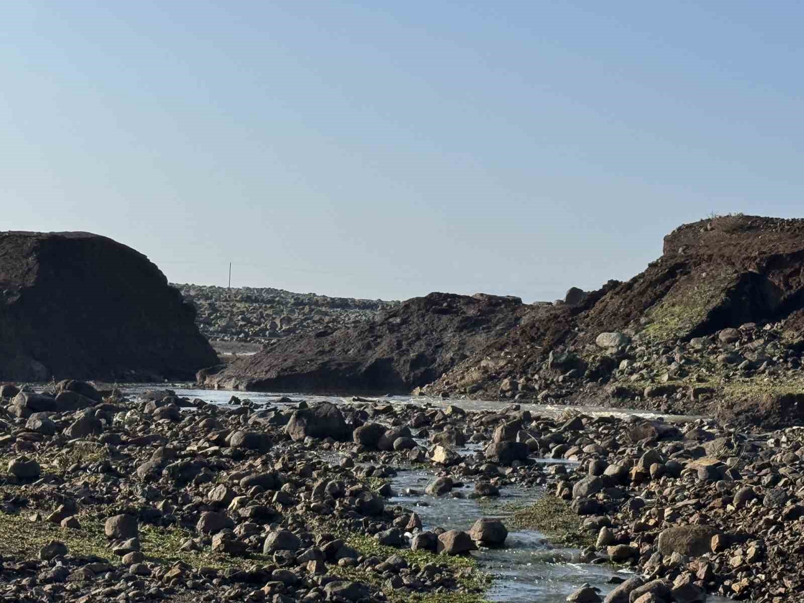 Diyarbakır’da sağanak nedeniyle sulama göleti patladı: Ekili alanlar su altında kaldı
