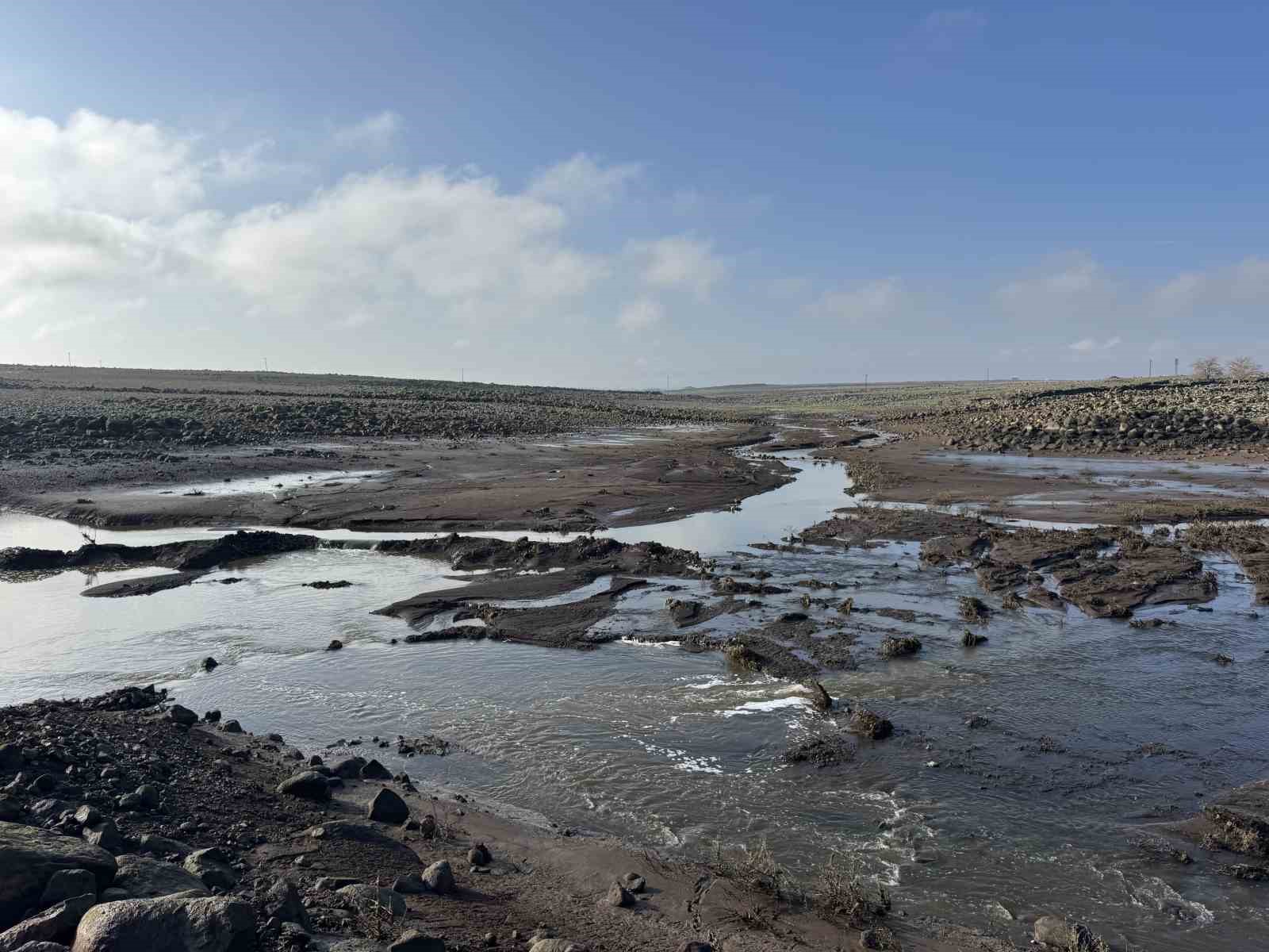 Diyarbakır’da sağanak nedeniyle sulama göleti patladı: Ekili alanlar su altında kaldı

