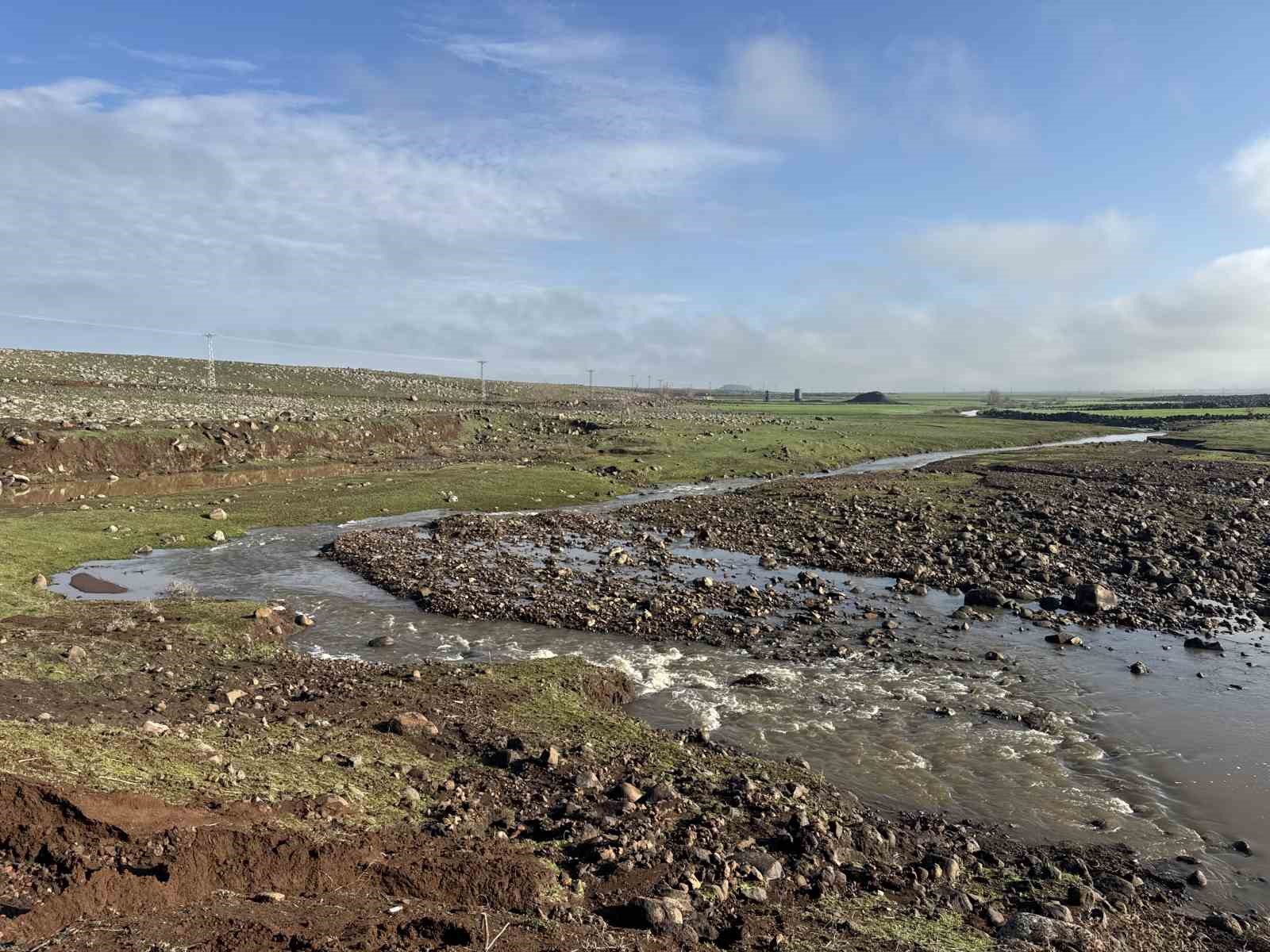 Diyarbakır’da sağanak nedeniyle sulama göleti patladı: Ekili alanlar su altında kaldı
