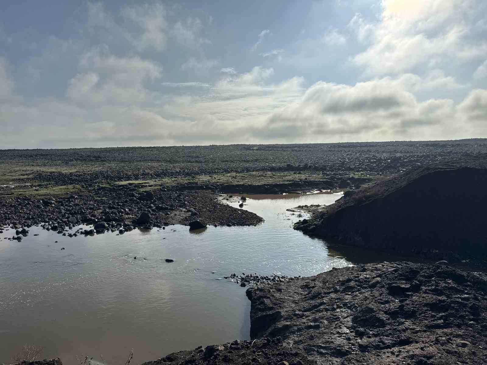 Diyarbakır’da sağanak nedeniyle sulama göleti patladı: Ekili alanlar su altında kaldı
