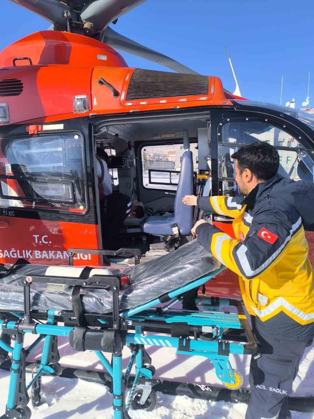 Diyarbakır’da sağlık ekipleri kar ve tipi demeden zamanla yarıştı
