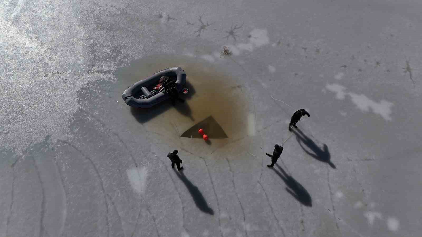 Diyarbakır’da SAK timi arama faaliyetleri esnasında delil de topluyor
