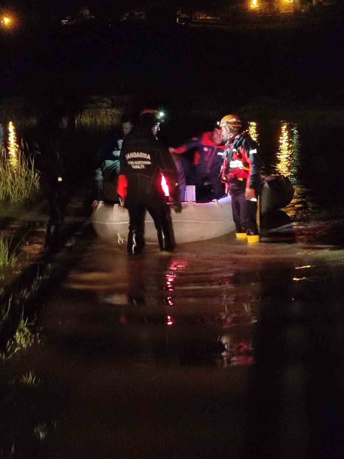 Diyarbakır’da selde mahsur malan çobanı AFAD ve JAK ekipleri kurtardı
