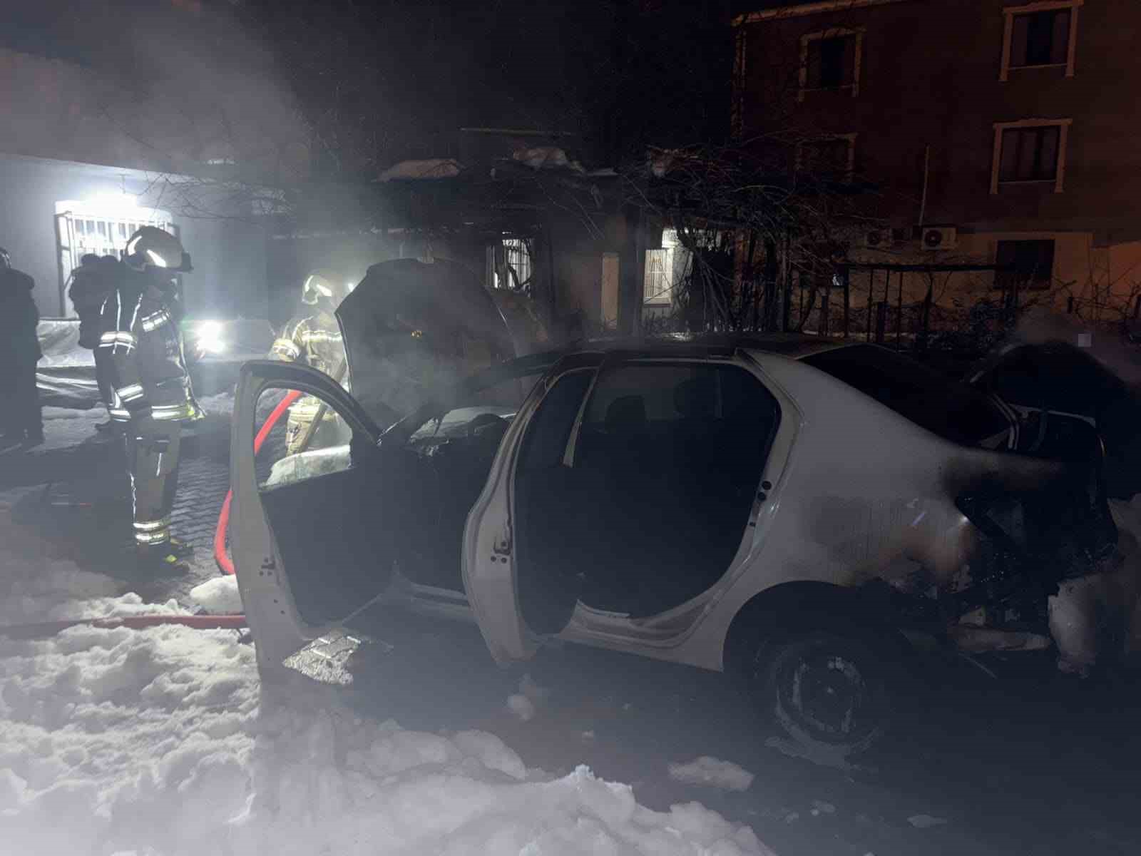 Diyarbakır’da seyir halindeki araç alev topuna döndü
