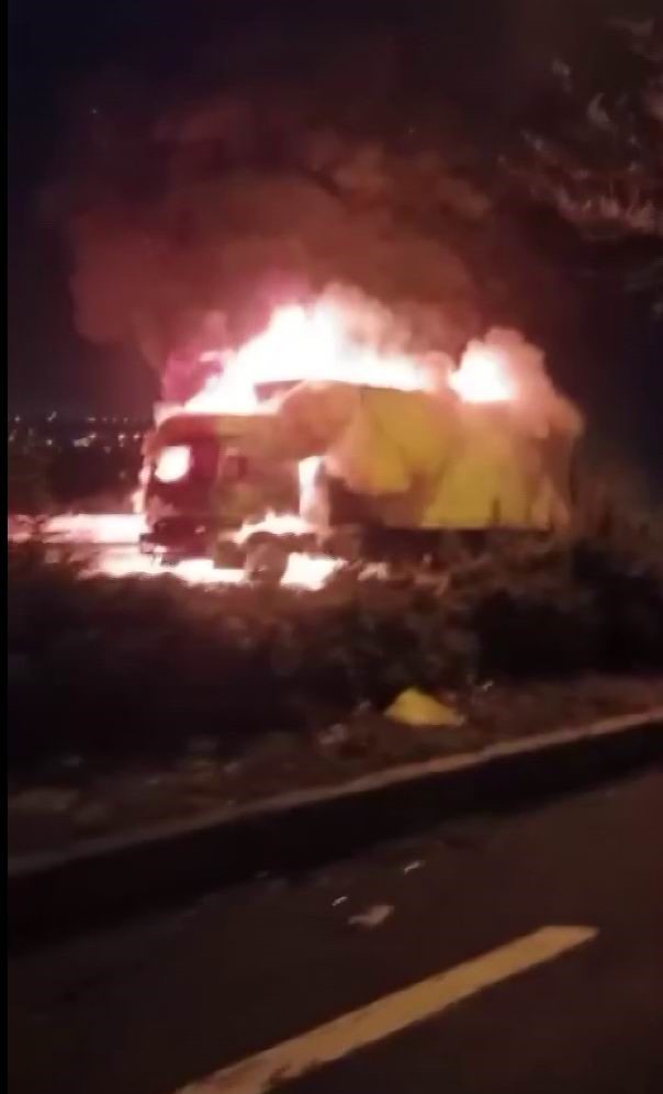 Diyarbakır’da seyir halindeki tır alev topuna döndü
