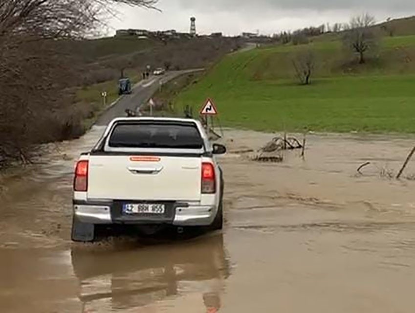 Diyarbakır’da şiddetli yağış: Köye ulaşım kesildi, bazı vatandaşlar mahsur kaldı
