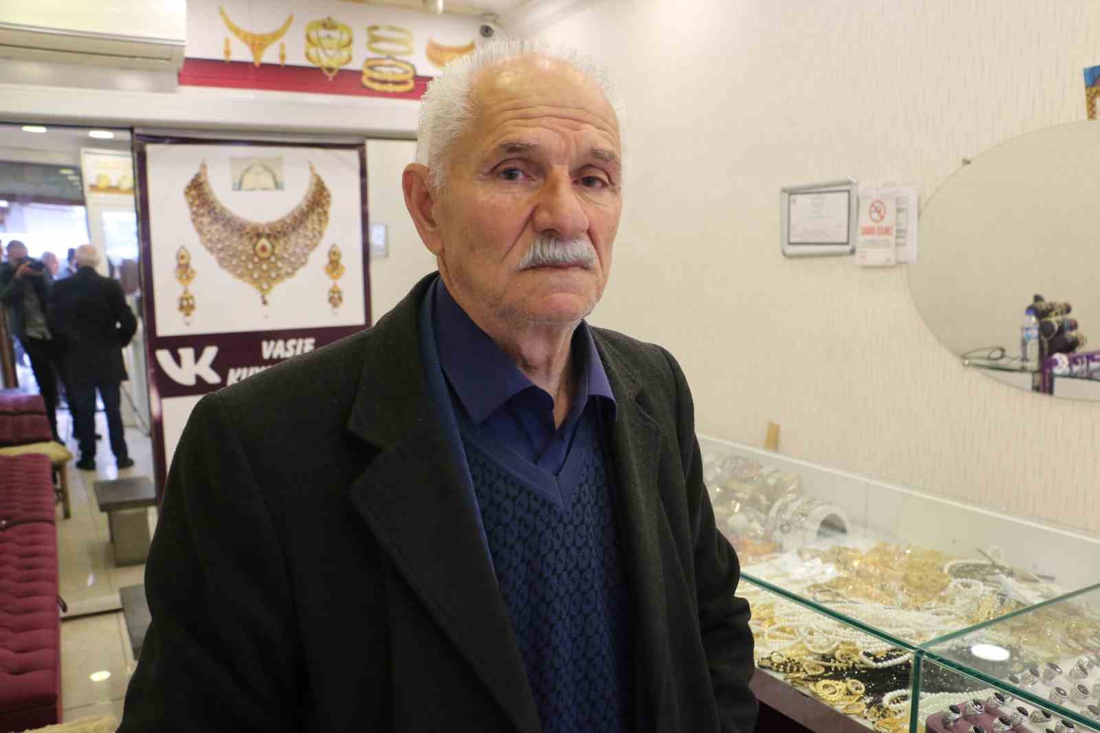 Diyarbakır’da silahla kuyumcu soygunu kamerada: Yaklaşık 1,5 kilo altın çalıp kayıplara karıştılar
