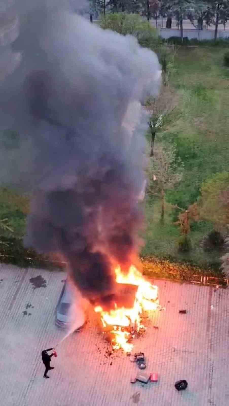 Diyarbakır’da site içinde korkutan yangın: Alevler metrelerce yükseldi, binadakiler tahliye edildi
