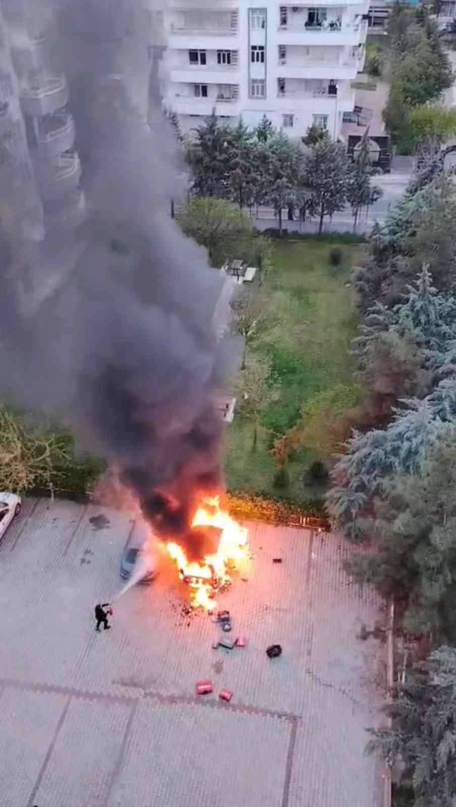 Diyarbakır’da site içinde korkutan yangın: Alevler metrelerce yükseldi, binadakiler tahliye edildi
