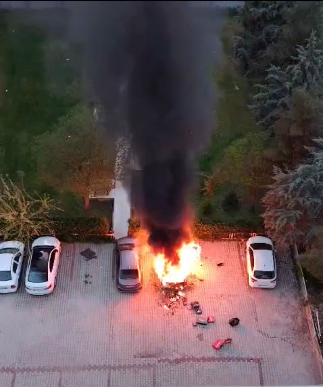 Diyarbakır’da site içinde korkutan yangın: Alevler metrelerce yükseldi, binadakiler tahliye edildi
