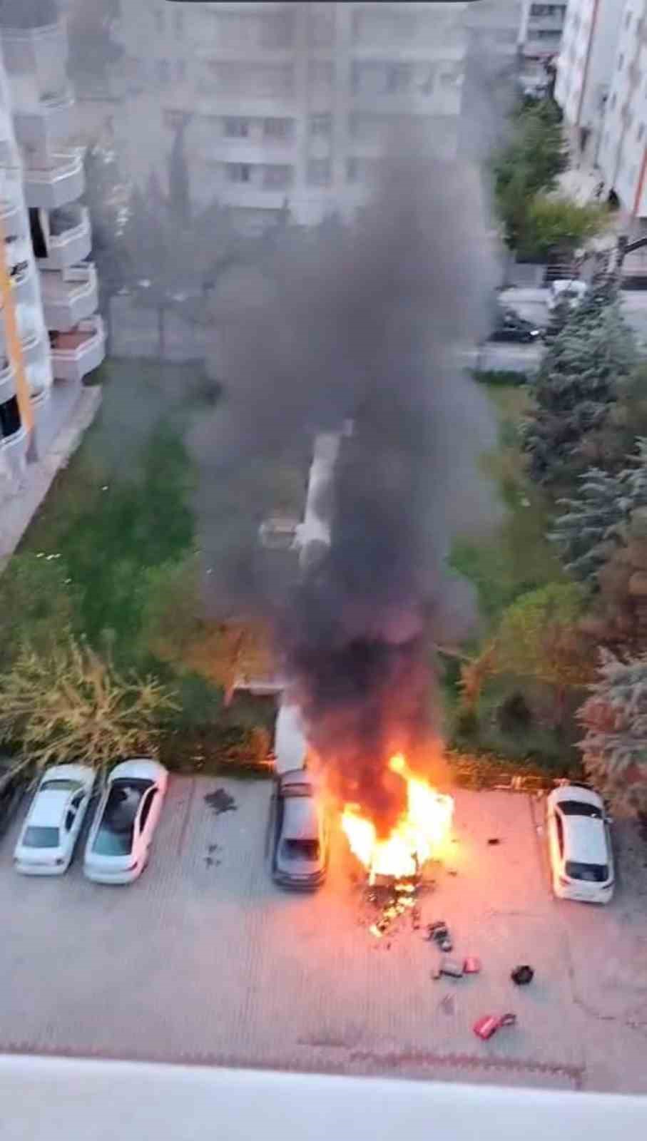 Diyarbakır’da site içinde korkutan yangın: Alevler metrelerce yükseldi, binadakiler tahliye edildi
