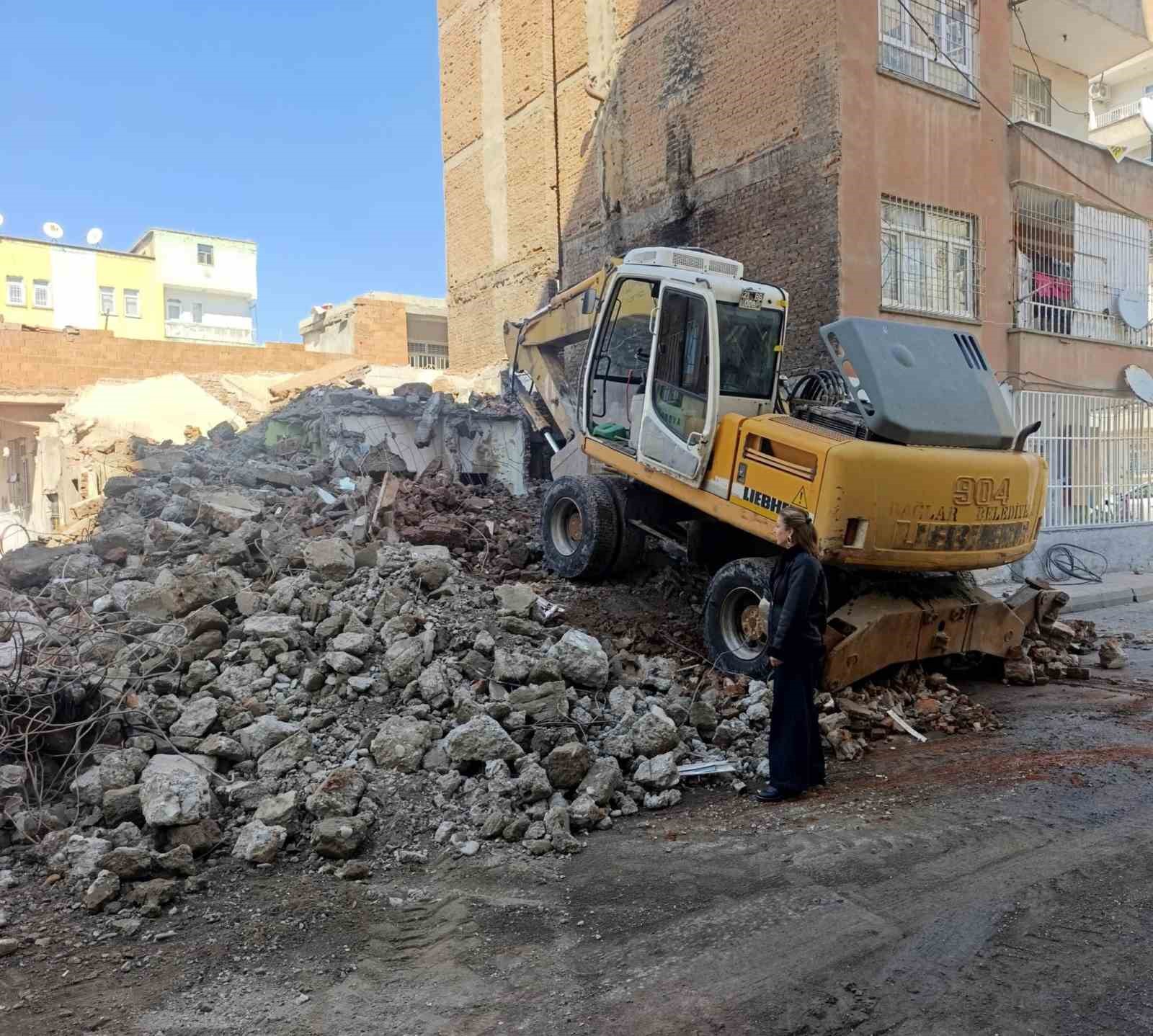 Diyarbakır’da tehlike saçan metruk yapılar yıkılıyor
