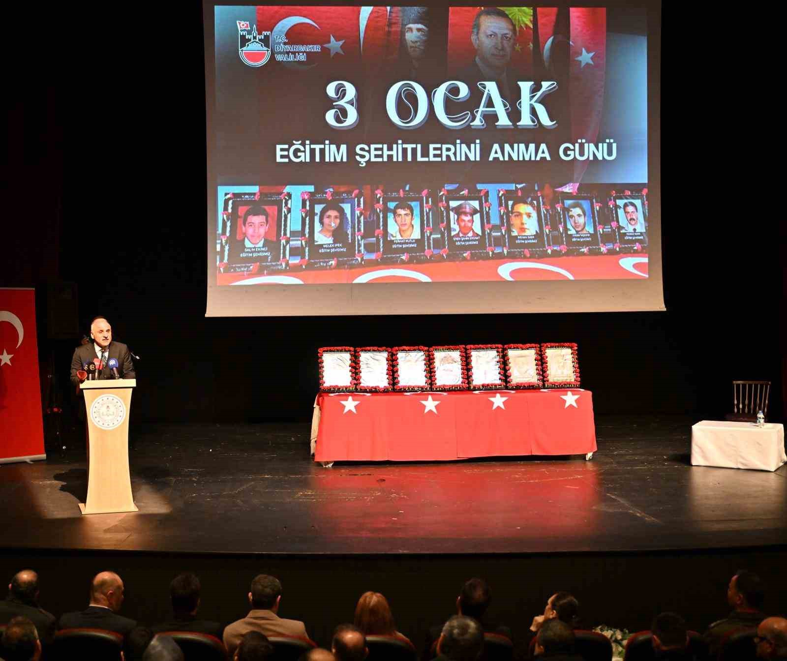 Diyarbakır’da terör saldırısında hayatını kaybedenler anıldı
