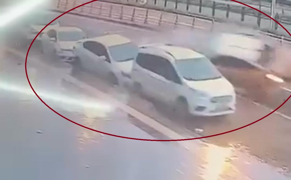 Diyarbakır’da ticari taksinin 3 otomobile çarptığı kaza kamerada
