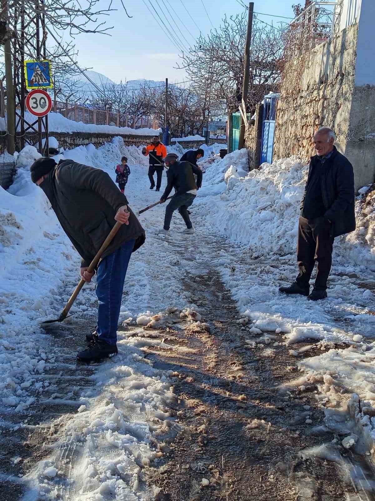 Diyarbakır’da vatandaşlar karla kapanan yolları kendi imkanları ile açtı
