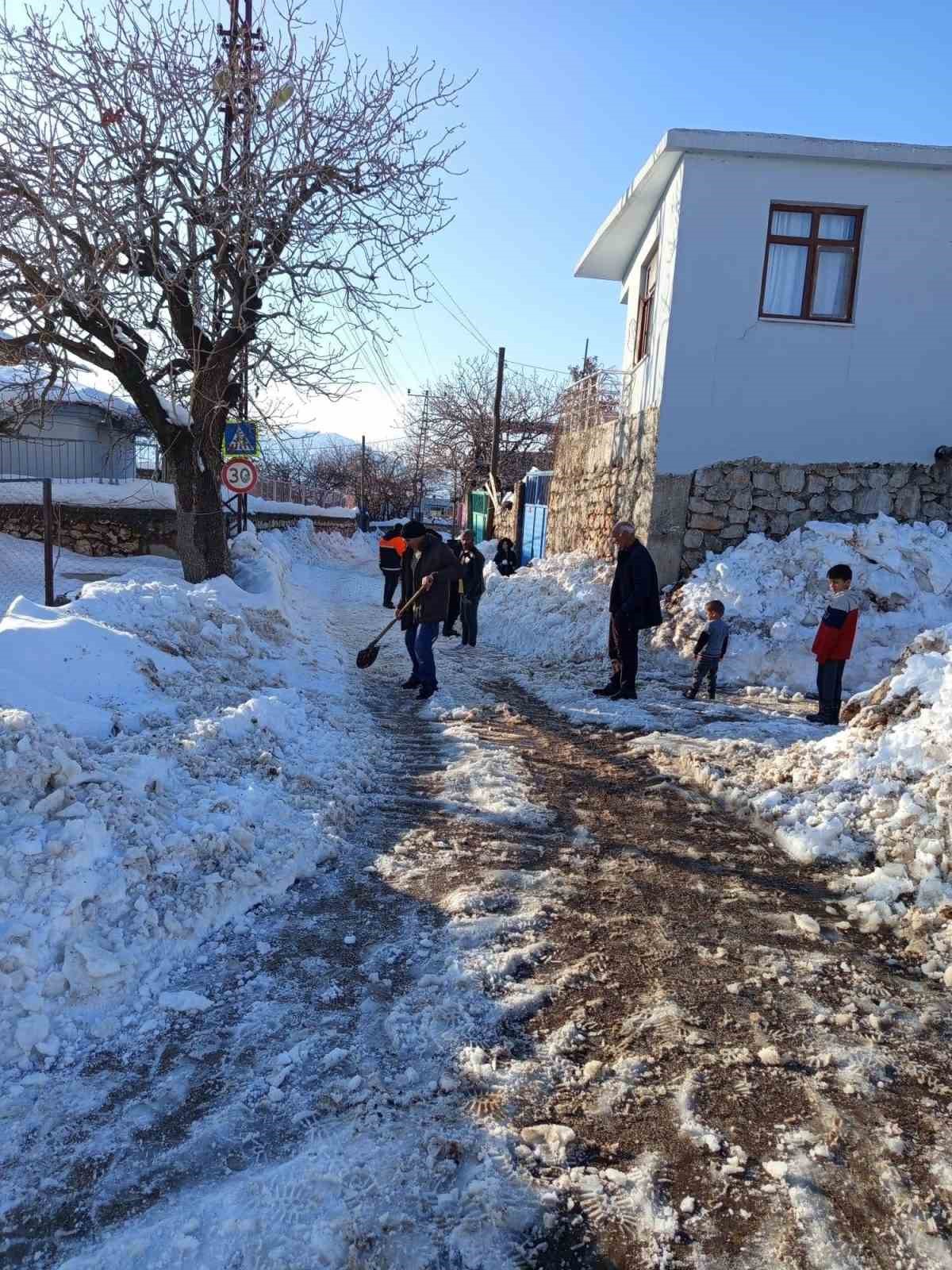 Diyarbakır’da vatandaşlar karla kapanan yolları kendi imkanları ile açtı
