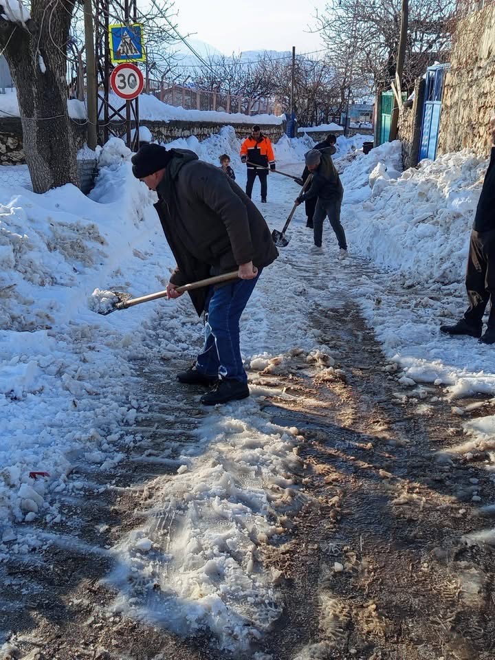 Diyarbakır’da vatandaşlar karla kapanan yolları kendi imkanları ile açtı
