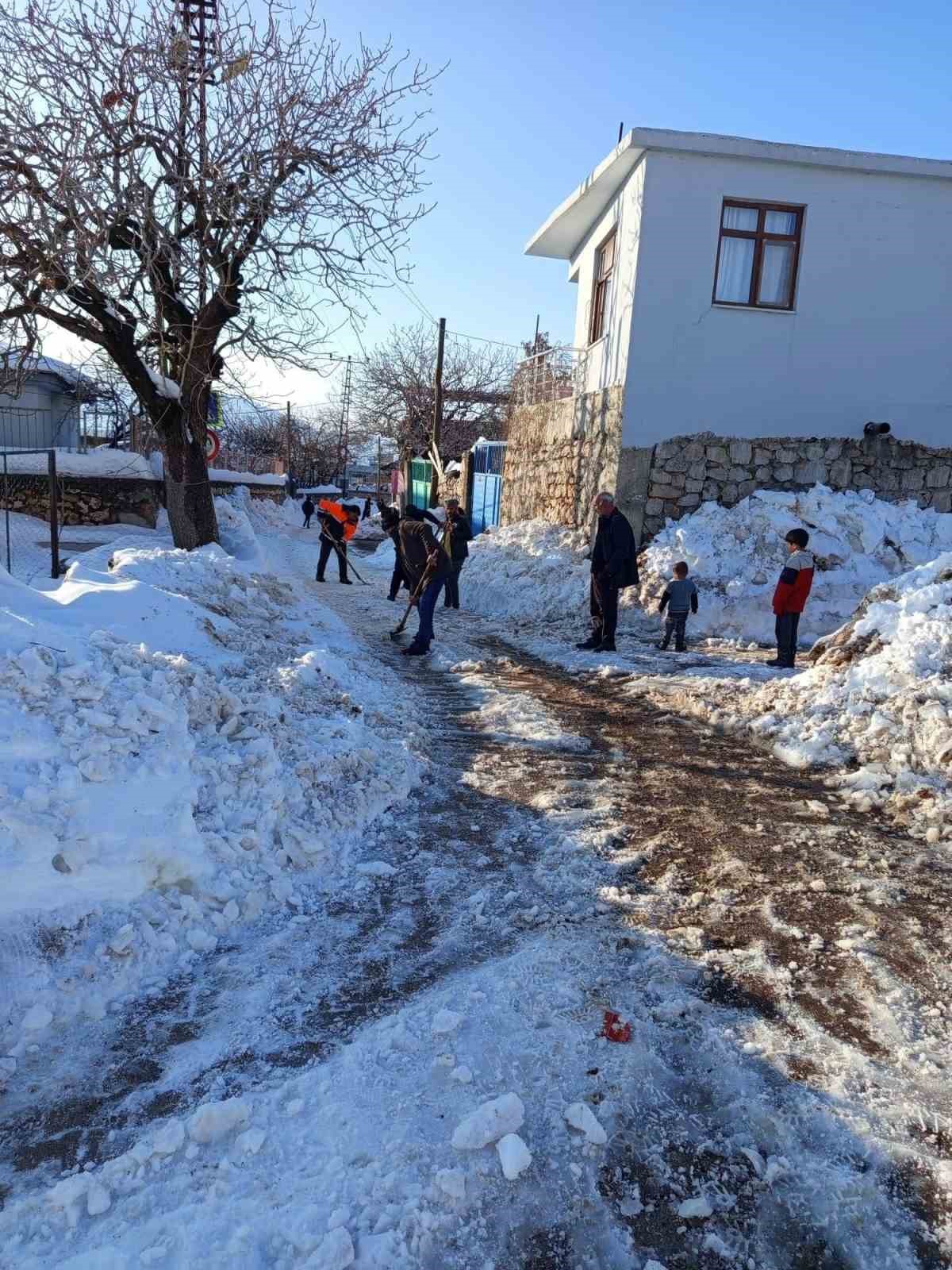 Diyarbakır’da vatandaşlar karla kapanan yolları kendi imkanları ile açtı

