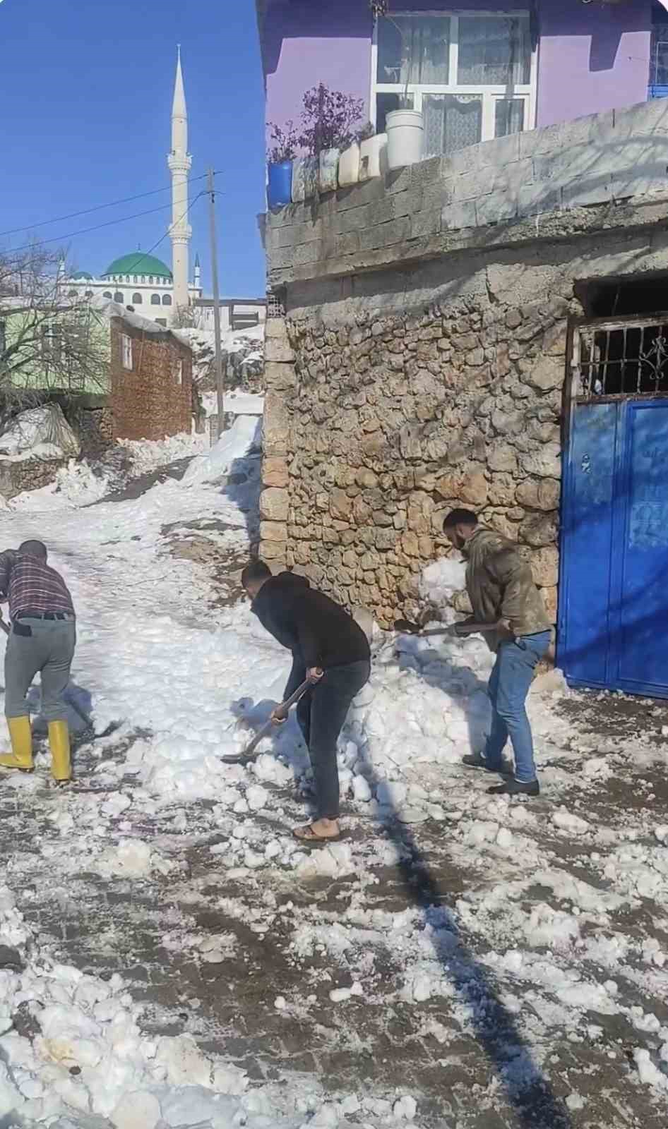 Diyarbakır’da vatandaşlar karla kapanan yolları kendi imkanları ile açtı
